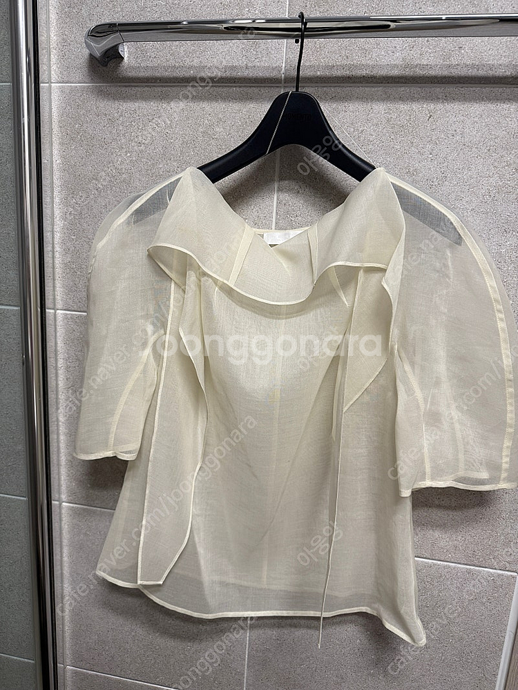아모멘토 KNOTTED COLLAR TOP_아이보리--4