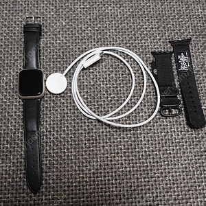 애플워치 시리즈7 41mm GPS 스타라이트 나이키버전 판매합니다.