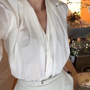 시에sie 베일리 셔링블라우스 쉘크림 새상품