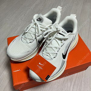 나이키 런닝화 줌 보메로18 270 새제품 판매합니다.