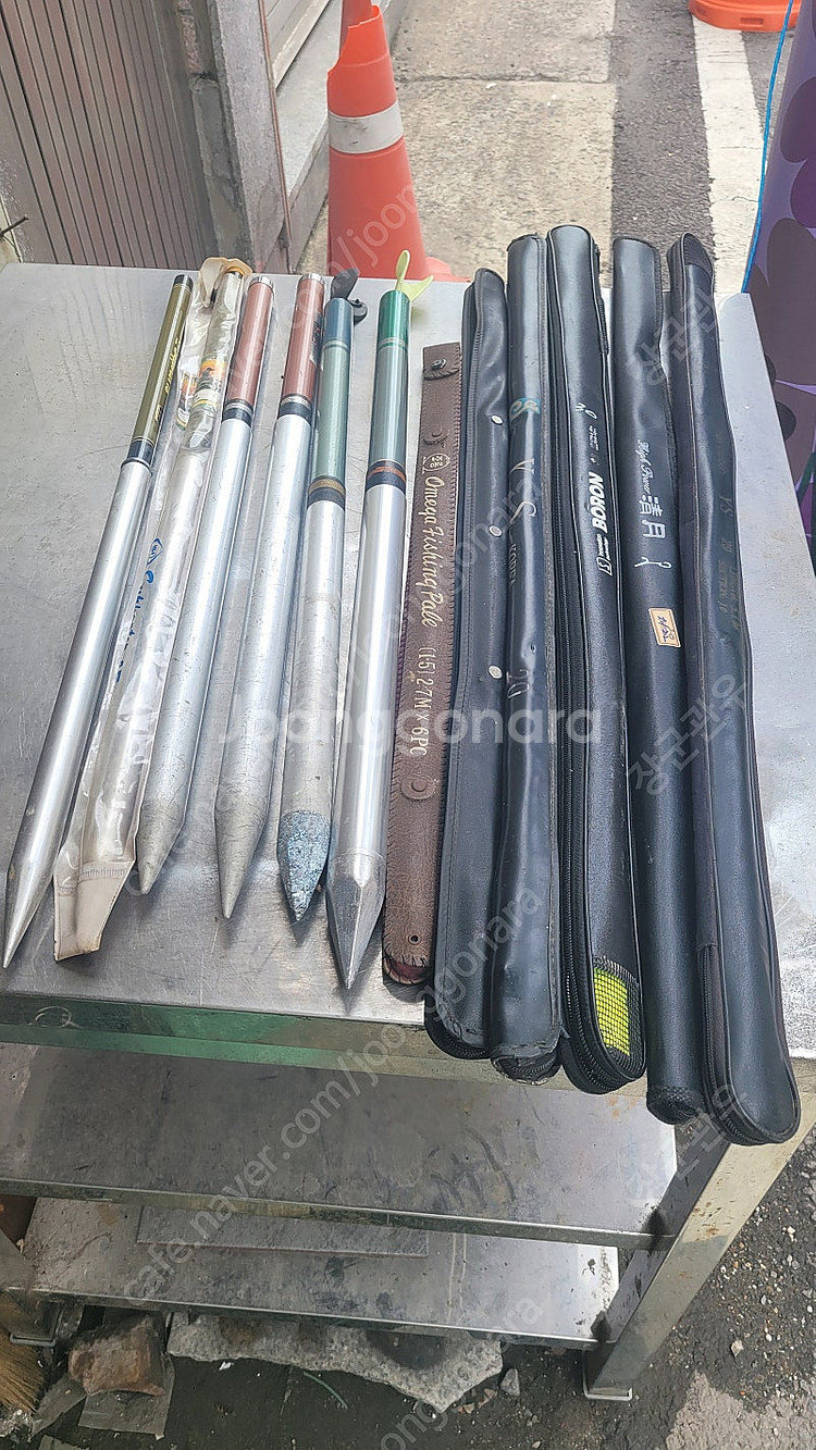 민물낚시대6대.받침대 6대 전부 10만.릴 낚시대 6대...--0