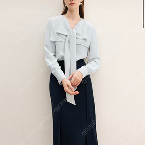 비에이유 바이 브라이드앤유 윌라 케이프 타이 블라우스 블루 새상품 팔아요