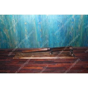 오래된 손 작두 여물 짚 썰기 소나무 송판 전통 약재 이미지