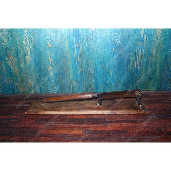 오래된 손 작두 여물 짚 썰기 소나무 송판 전통 약재 이미지