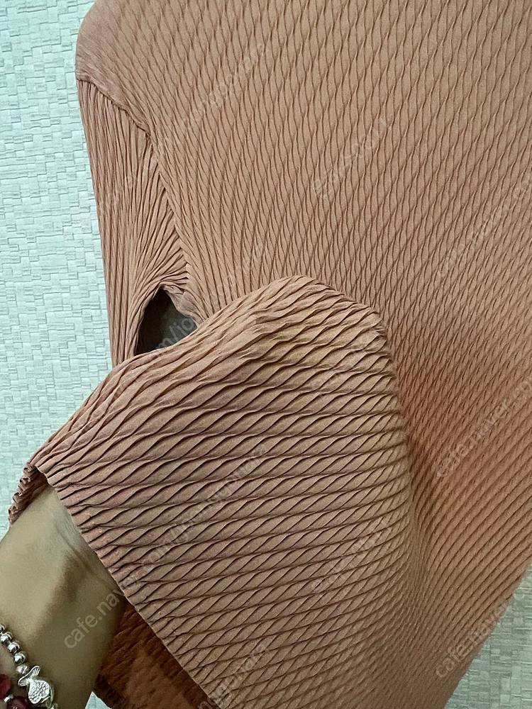 이세이미야케 오비큘러 긴팔 탑 이미지