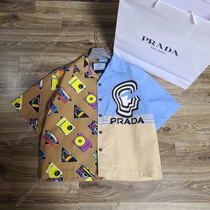 프라다 반팔 셔츠 100~105 폴로피케이셔츠 개버딘 명작점퍼아우터블루종의류옷명품 구찌루이비통디올셀린느발렌시아가마르지엘라지방시버버리톰브라운몽클레어스톤아일랜드나이키아디다스아식스