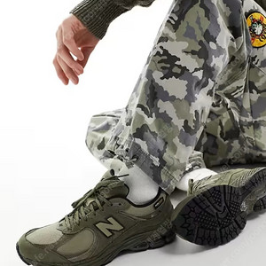 뉴발란스 2002r 카키 코듀라 250사이즈