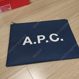 APC 아페쎄 클러치 가방 판매합니다.
