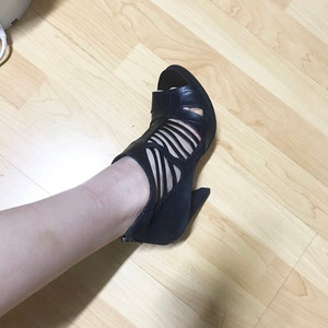 슈콤마보니ㅡ 천연가죽 샌들 230/새거수준