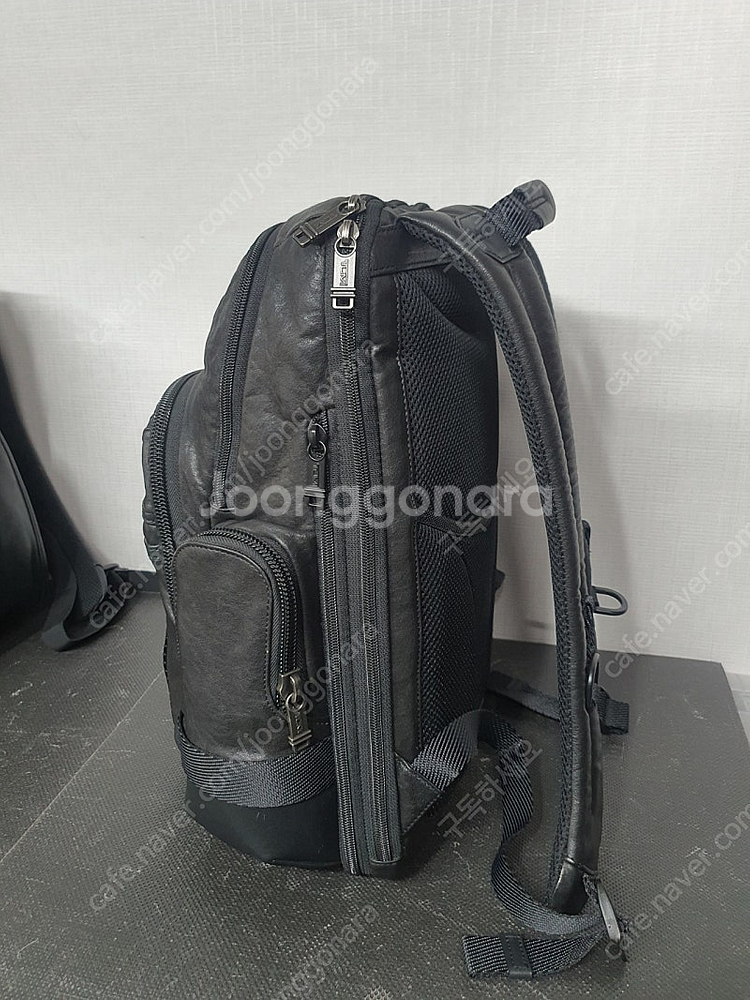 투미 가죽백팩--1