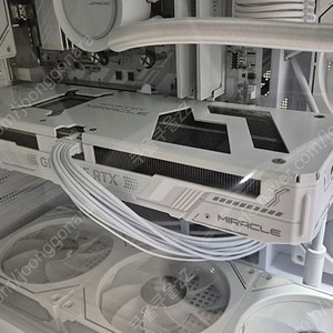 이엠텍 화이트 RTX5070