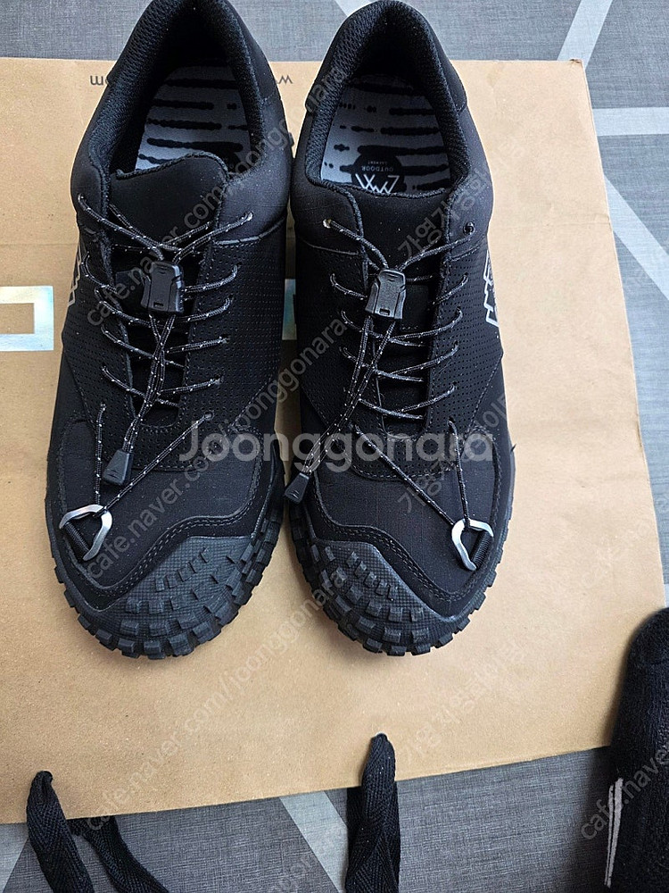 코오롱 시리즈에서 수입 판매하는 가먼트 아웃도어 트레킹화--1