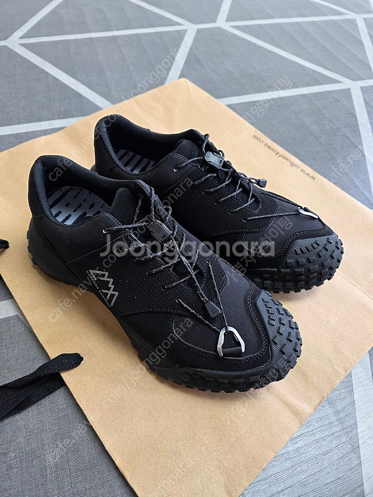 코오롱 시리즈에서 수입 판매하는 가먼트 아웃도어 트레킹화--3