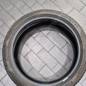 피렐리 245/40R20 타이어 1짝 판매합니다.