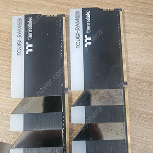 써멀테이크 RGB RAM 16G (8x2) 팝니다.