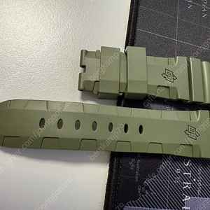 파네라이 올리브그린 아코디언 러버 스트랩 팝니다(26mm)