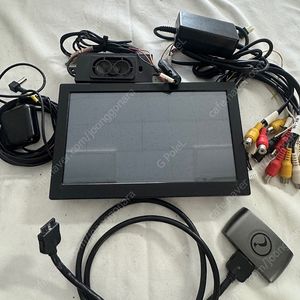 아이나비 R100a 8인치 매립형 내비게이션 팝니다.