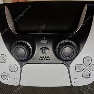 PS5 듀얼센스 화이트 팝니다 (24년 10월 제조)