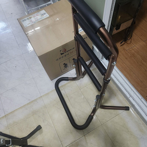 새제품 > 4단 기립지지대/ 이부자리, 침대, 소파, 변기 등 다용도 활용->4만원 할인