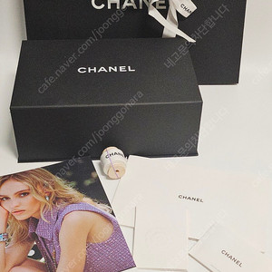 샤넬 가방박스와 구성품들, 매거진