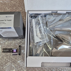 라이젠 7500F+GIGABYTE B650M AORUS ELITE AX ICE+P44 Pro M.2 NVMe(2TB) 팝니다