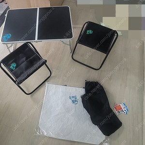 유퀴즈온더블럭 300회기념 한정판 접이식 테이블과 의자 세트