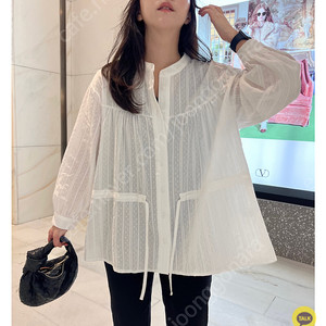 사월에 로저자카드 블라우스