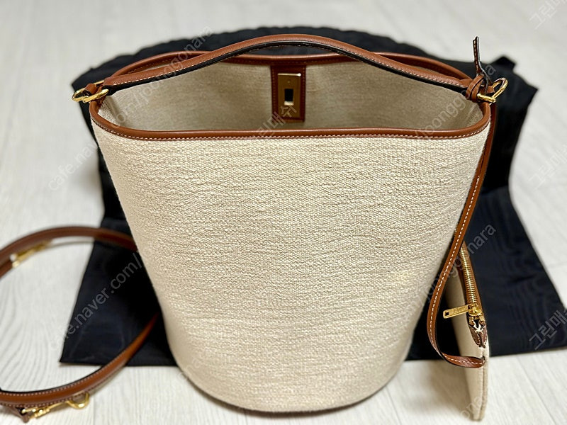 셀린느 자카드 로고 버킷백 팝니다--6