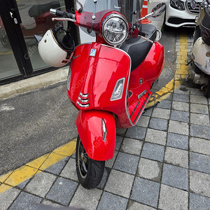베스파 23년 HPE GTS 125. 레드