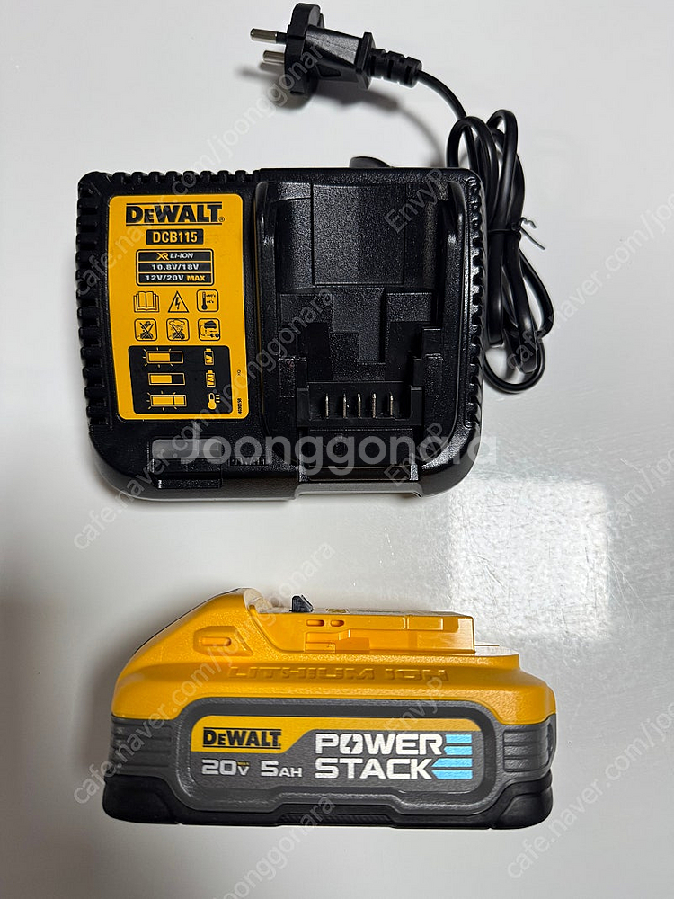 디월트 파워스택 5암페어 dcbp520 + 충전기 dcb115--0