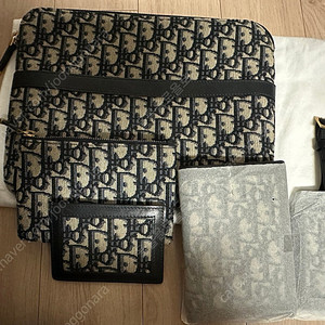 (정품) 디올 트래블 키트 판매합니다(여권지갑 제외)