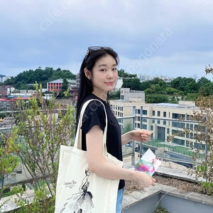 디올 전시회 에코백