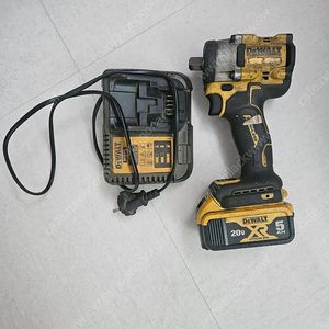 디월트 922 전동임팩(중고) 1대 DCB184 배터리(중고) 1대 DCB115(중고) 1대판매 합니다. ​