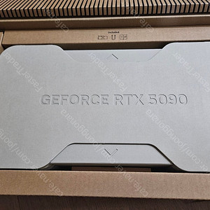 엔비디아 RTX 5090 FE 판매합니다 파운더스에디션 단순개봉 최상급입니다. 안전거래가능
