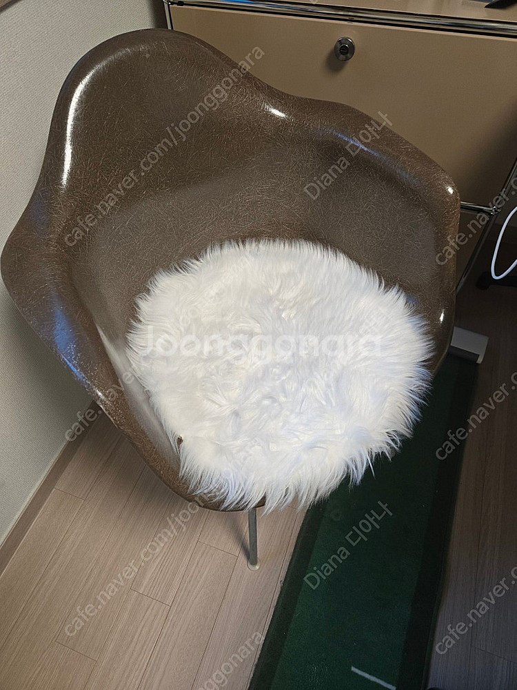 허먼밀러 파이버글라스 암쉘 임스 체어 브라운 컬러 팝니--1
