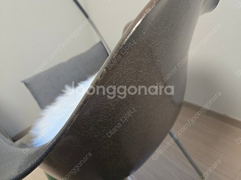 허먼밀러 파이버글라스 암쉘 임스 체어 브라운 컬러 팝니--9