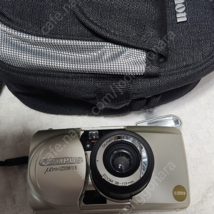 올림푸스 m zoom 115(a급,115mm까지 쭉~나옵니다.), cr123a 전기능정상, 스트랩, 카메라가방.