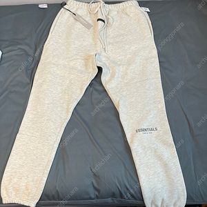 피오갓 에센셜 스웻 팬츠 오트밀 L 셋업 하의 바지 새제품 팝니다. Essentials 21SS