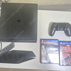 플스 PS 4 슬림 1 TB + 게임 2개 ( THE LAST OF US, SPIDER-MAN) 일괄 판매합니다.