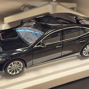 1:18 오토아트 렉서스 LS500h 블랙