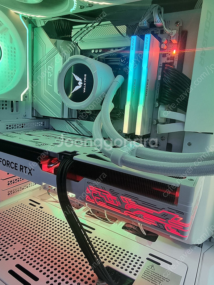 9800X3D/RTX5080본체 화이트 팝니다--1