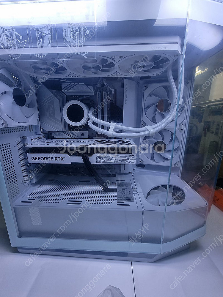 9800X3D/RTX5080본체 화이트 팝니다--3