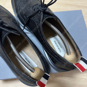 톰브라운 윙팁 블랙 270
