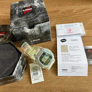 카시오 지샥 투명 시계(Casio G-Shock DW-5600SKE-7) 판매합니다.