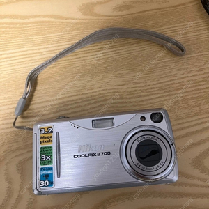 니콘 쿨픽스 3700 카메라 팝니다.