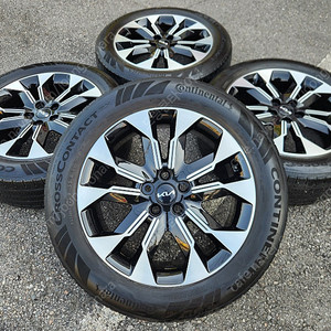 [판매] 기아 카니발 KA4 19인치 순정휠 타이어 세트 팝니다. 235 55 19