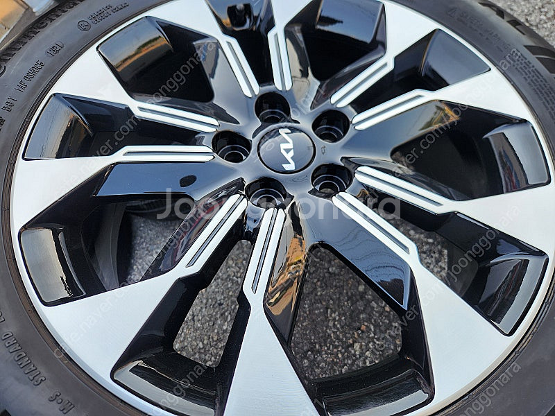 [판매] 기아 카니발 KA4 19인치 순정휠 타이어 세트 팝니다. 235 55 19--5