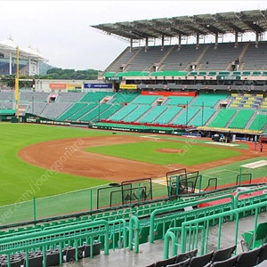 8/15(광복절) 엘지 vs SSG 3루 내야필드석 208블럭 3연석 양도합니다.