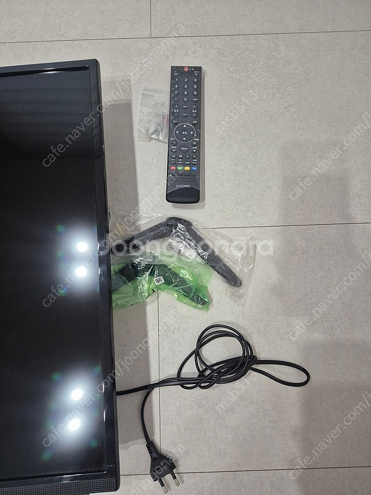대우루컴즈 T4002C 40인치 스탠드형 TV팝니다.--1
