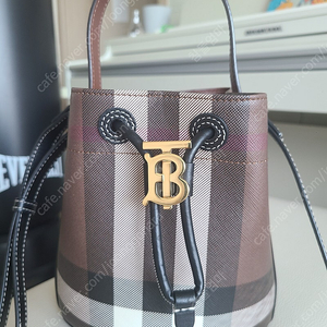버버리 미니 버킷백